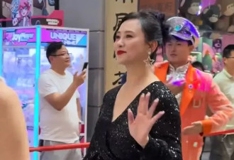 57岁翁虹景区跳舞“谋生”，穿紧身裙暴露真实身材