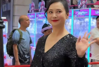 57岁翁虹景区跳舞“谋生”，穿紧身裙暴露真实身材