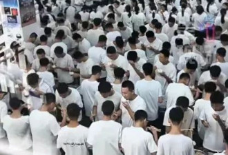 山东中学食堂无座椅 学生站着用餐 校方：是传统