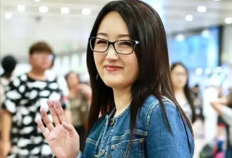 路人镜头下的杨钰莹，54岁无美颜、无滤镜...