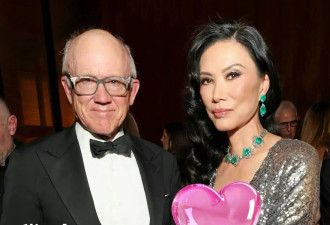 56岁邓文迪出席晚宴，穿裹身裙戴百万珠宝，俩女儿挣280亿超自信