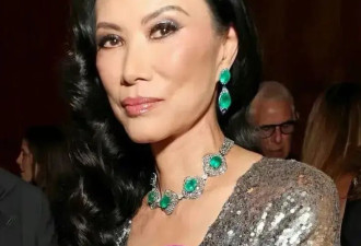 56岁邓文迪出席晚宴，穿裹身裙戴百万珠宝，俩女儿挣280亿超自信