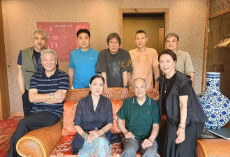 69岁张丰毅参加北电同学聚会，和沈丹萍互动亲近