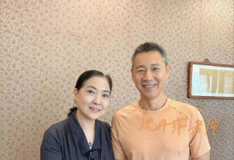 69岁张丰毅参加北电同学聚会，和沈丹萍互动亲近
