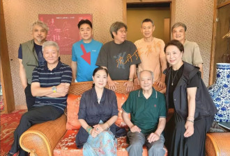 69岁张丰毅参加北电同学聚会，和沈丹萍互动亲近