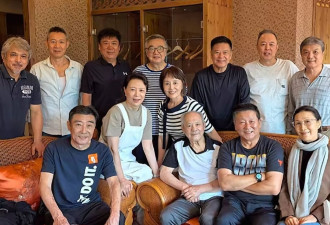 69岁张丰毅参加北电同学聚会，和沈丹萍互动亲近