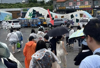 汪峰和森林北现身济州岛度假，雨中共撑一把伞