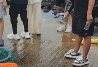汪峰和森林北现身济州岛度假，雨中共撑一把伞