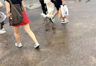 汪峰和森林北现身济州岛度假，雨中共撑一把伞