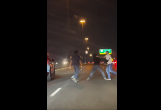 炸裂! 多伦多401高速马路中央4男打群架! 网友: 开车50年未曾见!