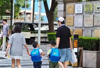 金世佳接儿子放学，189个头身材练得真好，牵着儿子手人夫感好强