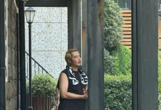 金世佳接儿子放学，189个头身材练得真好，牵着儿子手人夫感好强