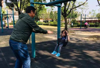 尔东升女友高调晒女儿，秦沛现身评论区支持