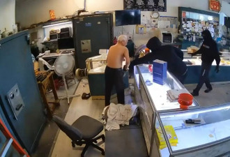 加州群匪驾车撞门洗劫珠宝店 88岁老板被推倒中风发作