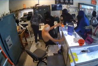 加州群匪驾车撞门洗劫珠宝店 88岁老板被推倒中风发作
