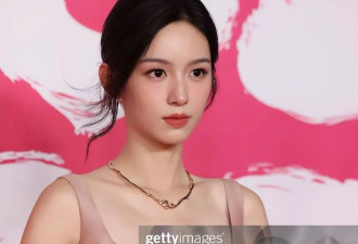 33岁迪丽热巴活动生图太真实，鼻子大、毛孔粗、腋下黢黑全暴露