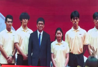 全红婵参加暨南大学开学典礼,校领导为她颁发校徽