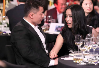 那英老公孟桐风波后首现身，拄拐现身医院...