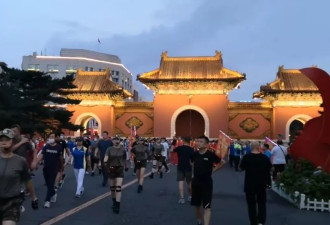 逐渐变味的“健身运动”：“暴走团”里的老年江湖