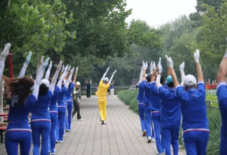 逐渐变味的“健身运动”：“暴走团”里的老年江湖