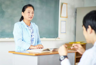 退休老师，成了学校争抢的香饽饽