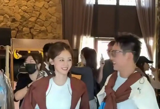 郑恺苗苗再合体录综艺，现场笑得甜有夫妻相，苗苗线下真人很少女
