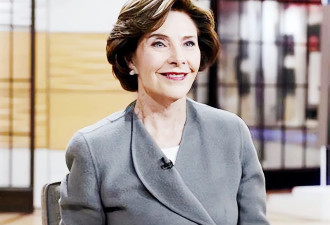 小布什夫人才是低调贤妻，可甜可盐咖啡酿佳话，行政风穿搭太飒