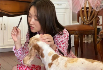 54岁杨钰莹不见老！穿碎花裙在豪宅摘菜好美，阿姨年纪却像00后！