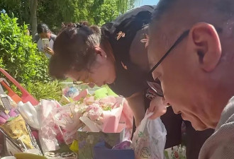乔任梁去世九周年,父母前往墓园扫墓,陈乔恩的花束格外醒目