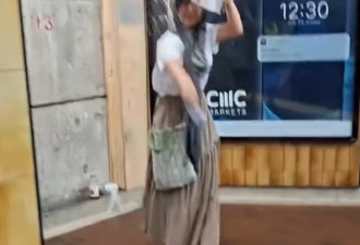 冤家路窄！男子TTC偶遇2月前泼水乞讨女，当场对峙！
