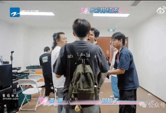 冲上热搜!男演员跪地求原谅 录节目情绪崩溃