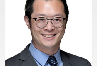 说柯克“活该” 亚裔医生辞职 举报他的护士被辞后复职