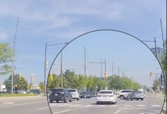 万锦华人区路口奔驰SUV被撞！常识性错误 这种情况千万不要停车