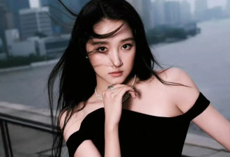关晓彤穿露肩礼裙太惊艳！肤白貌美大长腿性感撩人