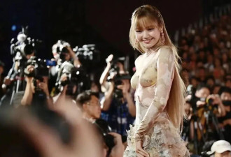 28岁Lisa是来给韩国红毯亿点震撼的吗？网友：只是感觉像没穿上衣