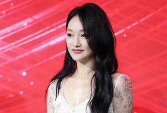 51岁周迅留回长发后像换了个人！穿轻纱裙好惊艳，美到差点认不出