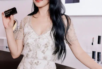 51岁周迅留回长发后像换了个人！穿轻纱裙好惊艳，美到差点认不出