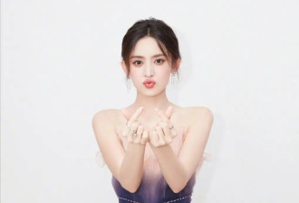 古力娜扎真是太敢穿了！穿大露背随手一比心性感妩媚，撩人无形