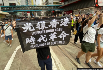 太滑稽! 香港人“钻空子”移民加拿大: 花钱买学历, 一问三不知!