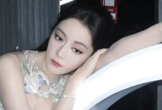 迪丽热巴穿蓝白镂空高定裙超美！火辣身材性感撩人