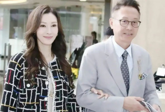 55岁李嘉欣狂买包，瑜伽裤勒出小细腿演绎街头风，每月只花200万