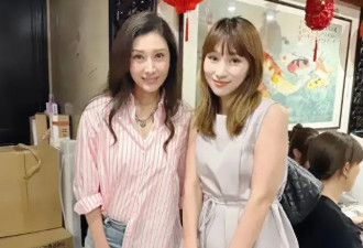 55岁李嘉欣狂买包，瑜伽裤勒出小细腿演绎街头风，每月只花200万
