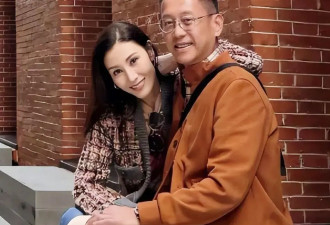 55岁李嘉欣狂买包，瑜伽裤勒出小细腿演绎街头风，每月只花200万
