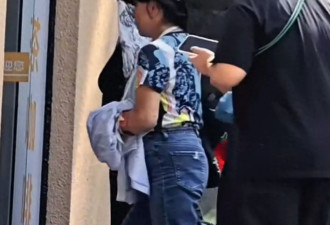 75岁刘晓庆在贵州疑似摔伤，左手打石膏仍工作，身体素质强到可怕
