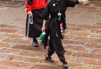 75岁刘晓庆在贵州疑似摔伤，左手打石膏仍工作，身体素质强到可怕