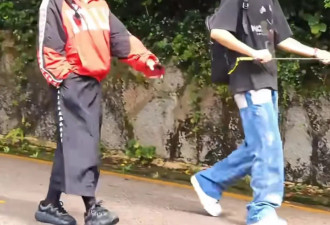 75岁刘晓庆在贵州疑似摔伤，左手打石膏仍工作，身体素质强到可怕