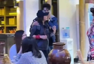 刘嘉玲与内地顶流小鲜肉讲悄悄话，举止亲密...