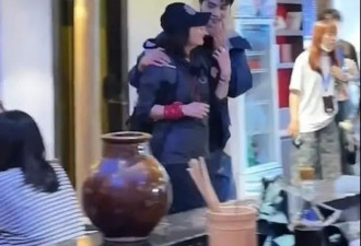 刘嘉玲与内地顶流小鲜肉讲悄悄话，举止亲密...