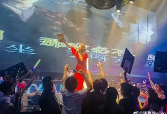香港知名女星带病演出，遭男粉丝疯狂围堵...