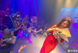 香港知名女星带病演出，遭男粉丝疯狂围堵...